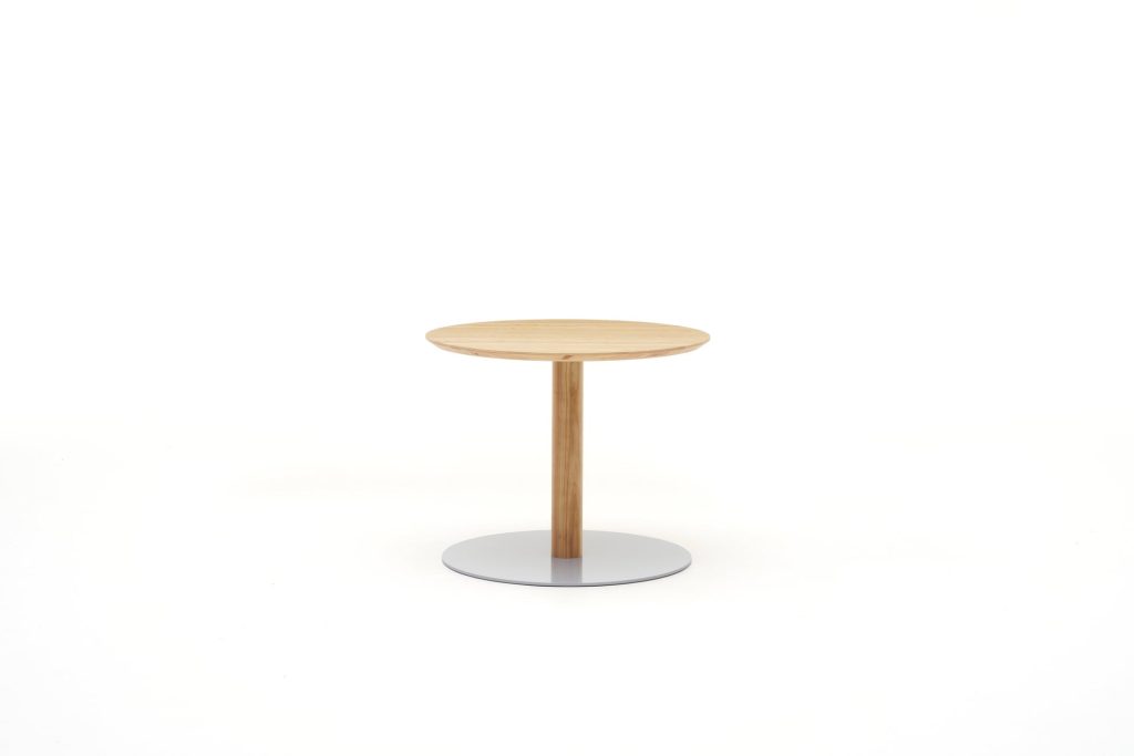 カリモク家具「MORIWA」のRound Table、スチールベースを組み合わせた円形テーブル