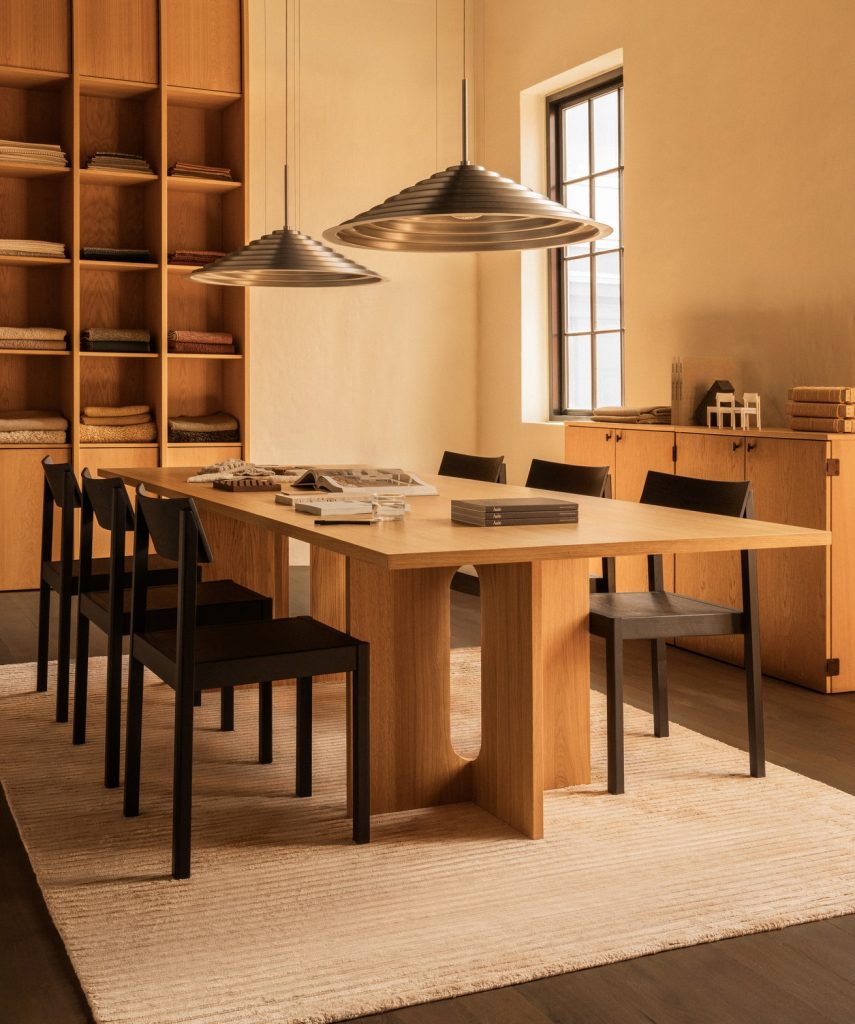 Mauro Dining ChairとPuffin Dining Tableを配したAudo Copenhagenのダイニング空間
