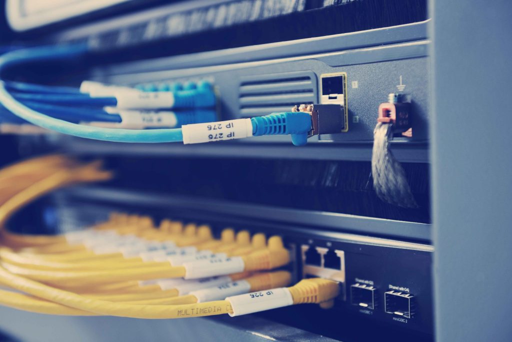 ネットワークラックに接続されたLANケーブルのイメージ。スマートホームでは情報盤やラックにルーター、スイッチ、PoEスイッチ、NVRなどを整理しておくことが重要になる。