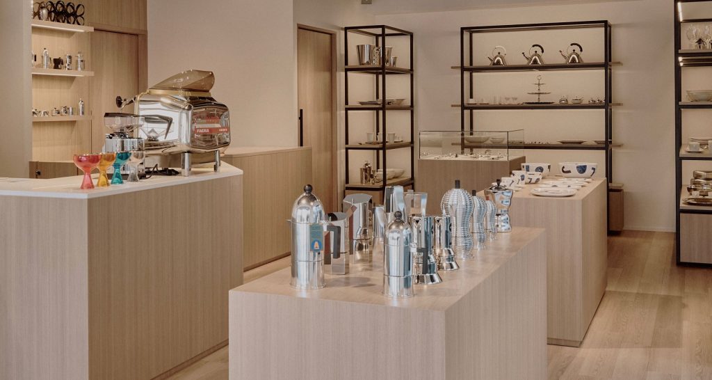 ALESSI STORE TOKYOの店内に並ぶキッチンウェアとテーブルウェア