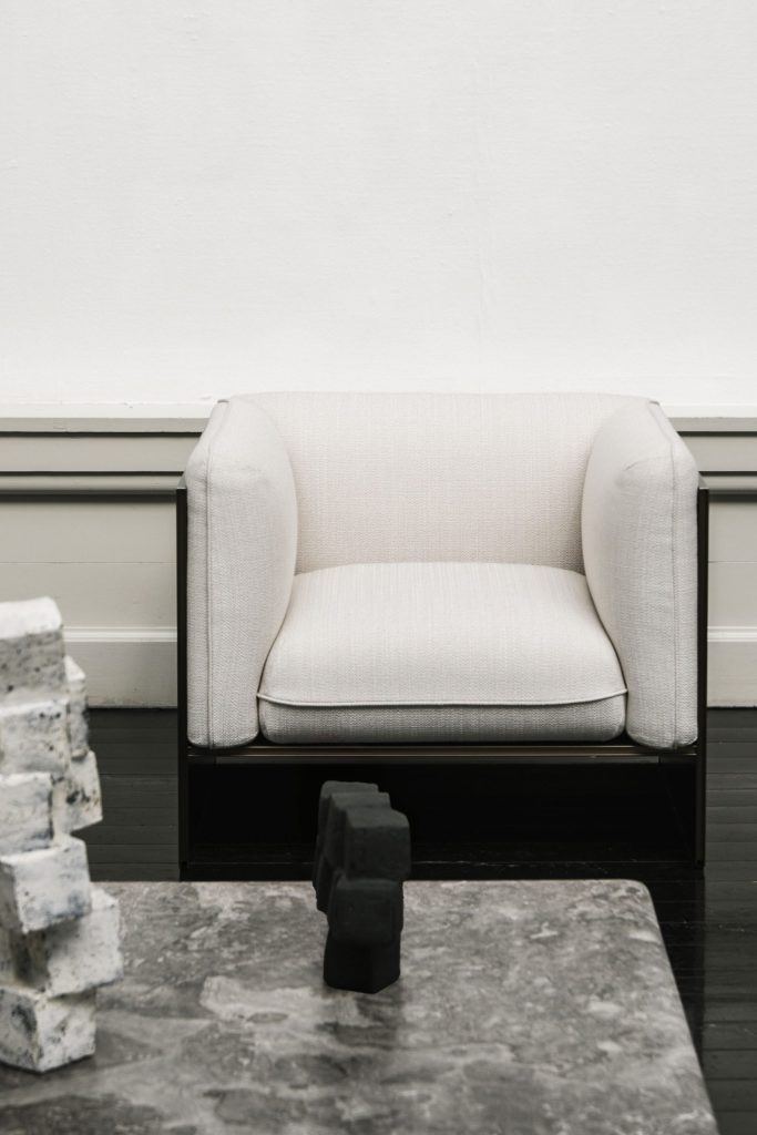 展示空間に置かれたIXCのAIR FRAME 3016 SOFT sofa