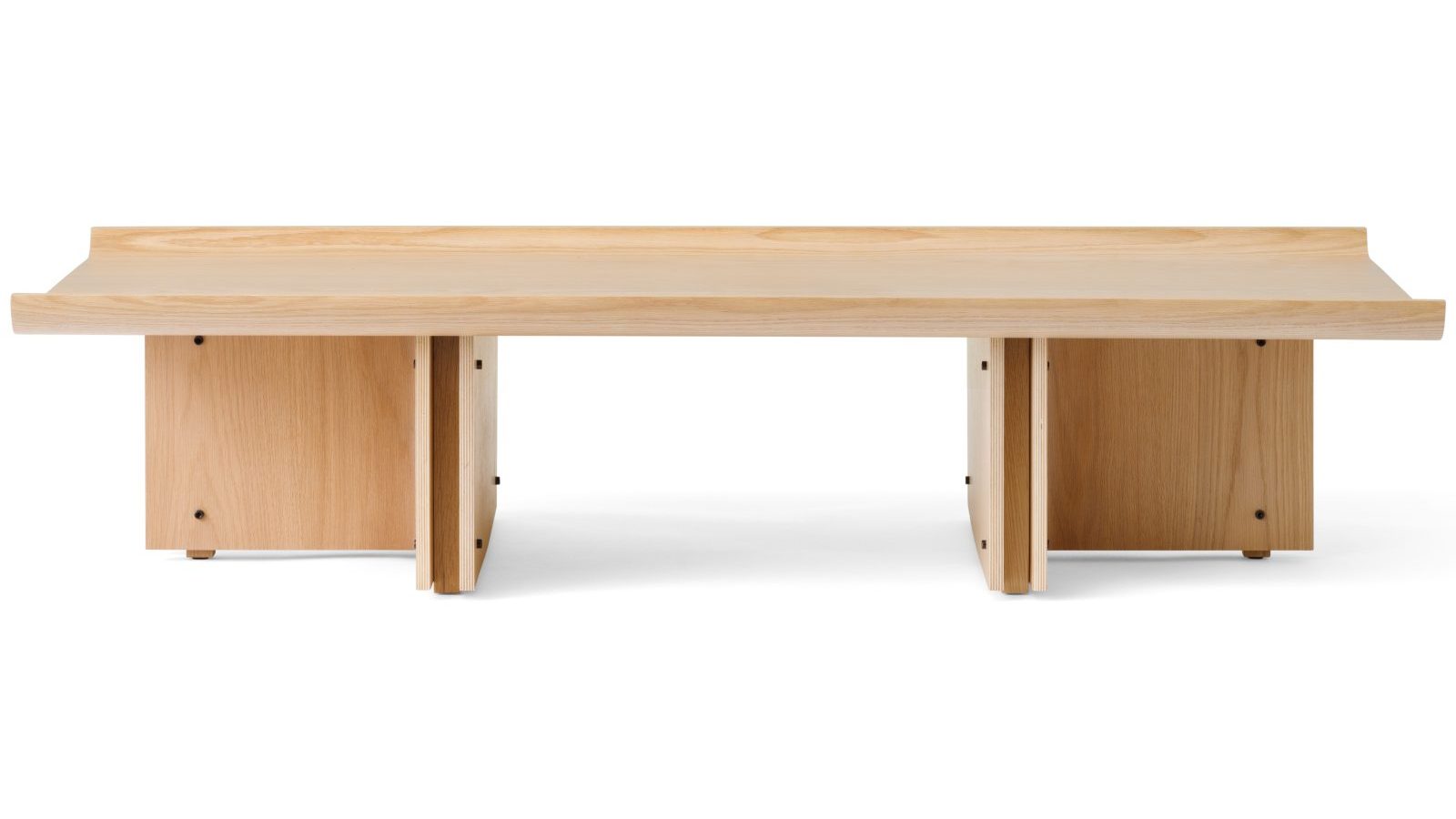 無垢材の立ち上がりエッジを備えたConrad Lounge Table