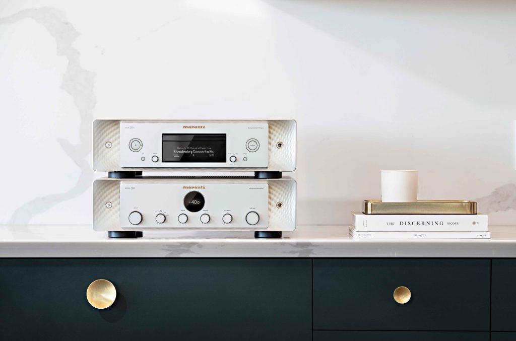 マランツのSACD 30nとMODEL 30をキャビネットに設置したインテリアイメージ