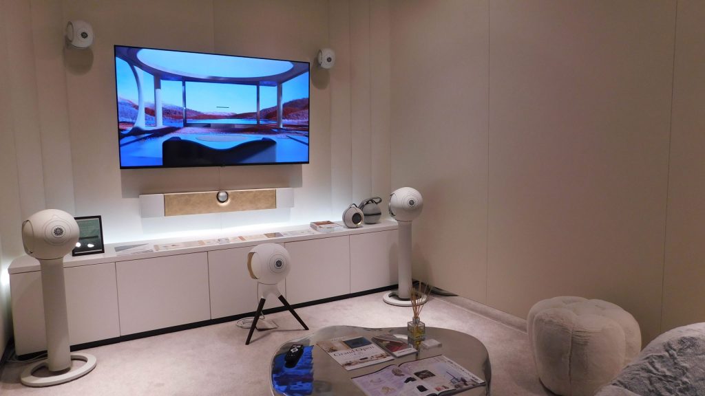 DEVIALET クオーツ心斎橋店の試聴室に設置されたPhantomとDione