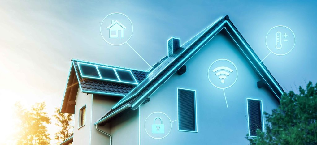 太陽光パネルを備えた住宅にスマートホームの各種アイコンが重なるイメージ