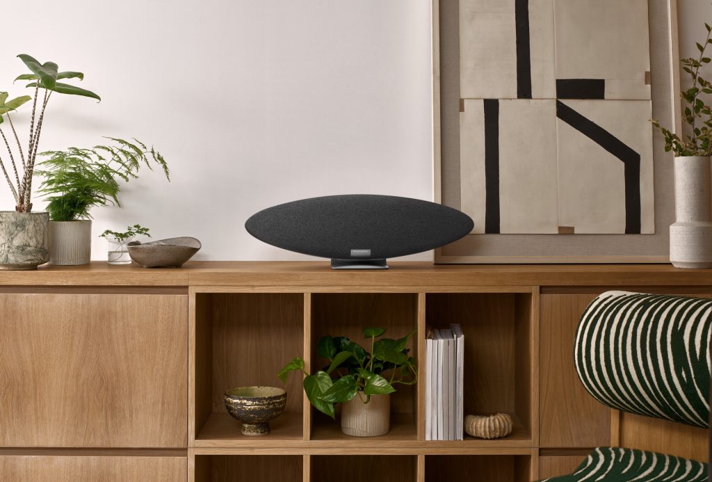 木製キャビネットの上に置かれたBowers & Wilkins Zeppelin Pro Edition