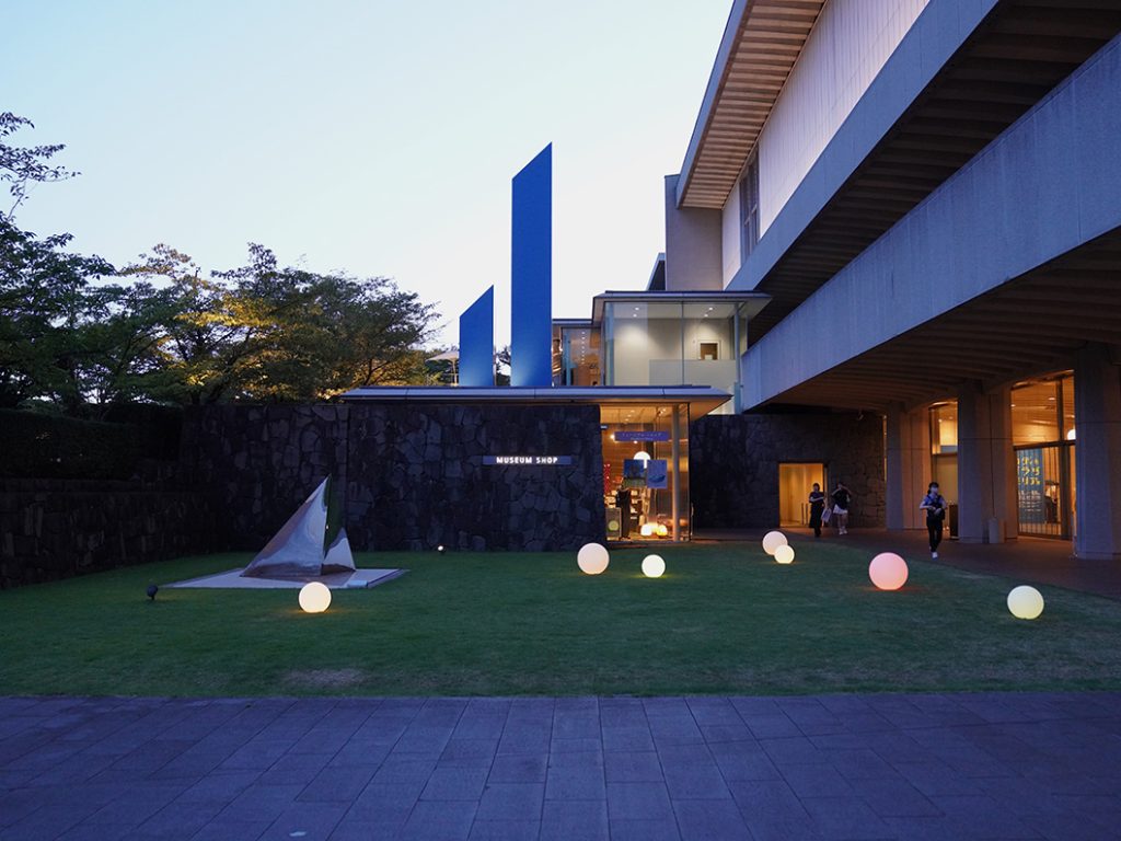 東京国立近代美術館で「MOMAT サマーフェス」開催。夜間開館、キッチンカー、杉本博司展も楽しむ夏の美術館
