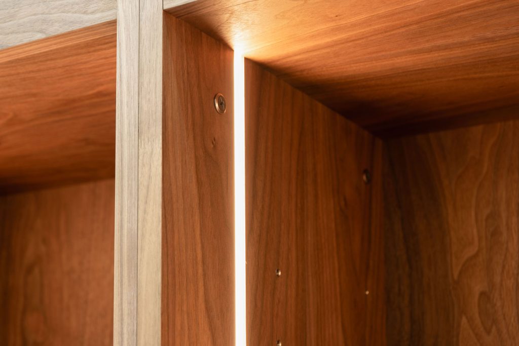DIVA WALL CABINETの内部LED照明ディテール、木目を照らす縦方向の照明