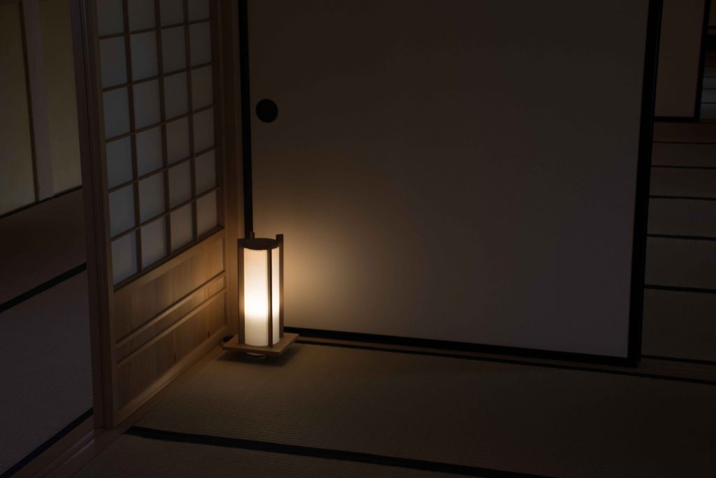 畳の部屋に置かれた行灯風の照明
