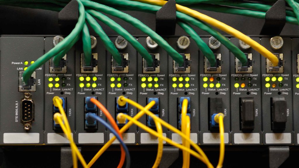ネットワーク機器に接続された多数のLANケーブル