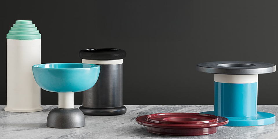黒い背景に並べられたエットレ・ソットサスによるBitossi Ceramicheの器と花器