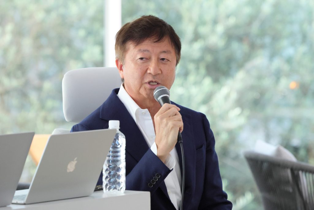 LWLサテライトイベントVol.2で別荘建築について講演する高橋昌宏氏