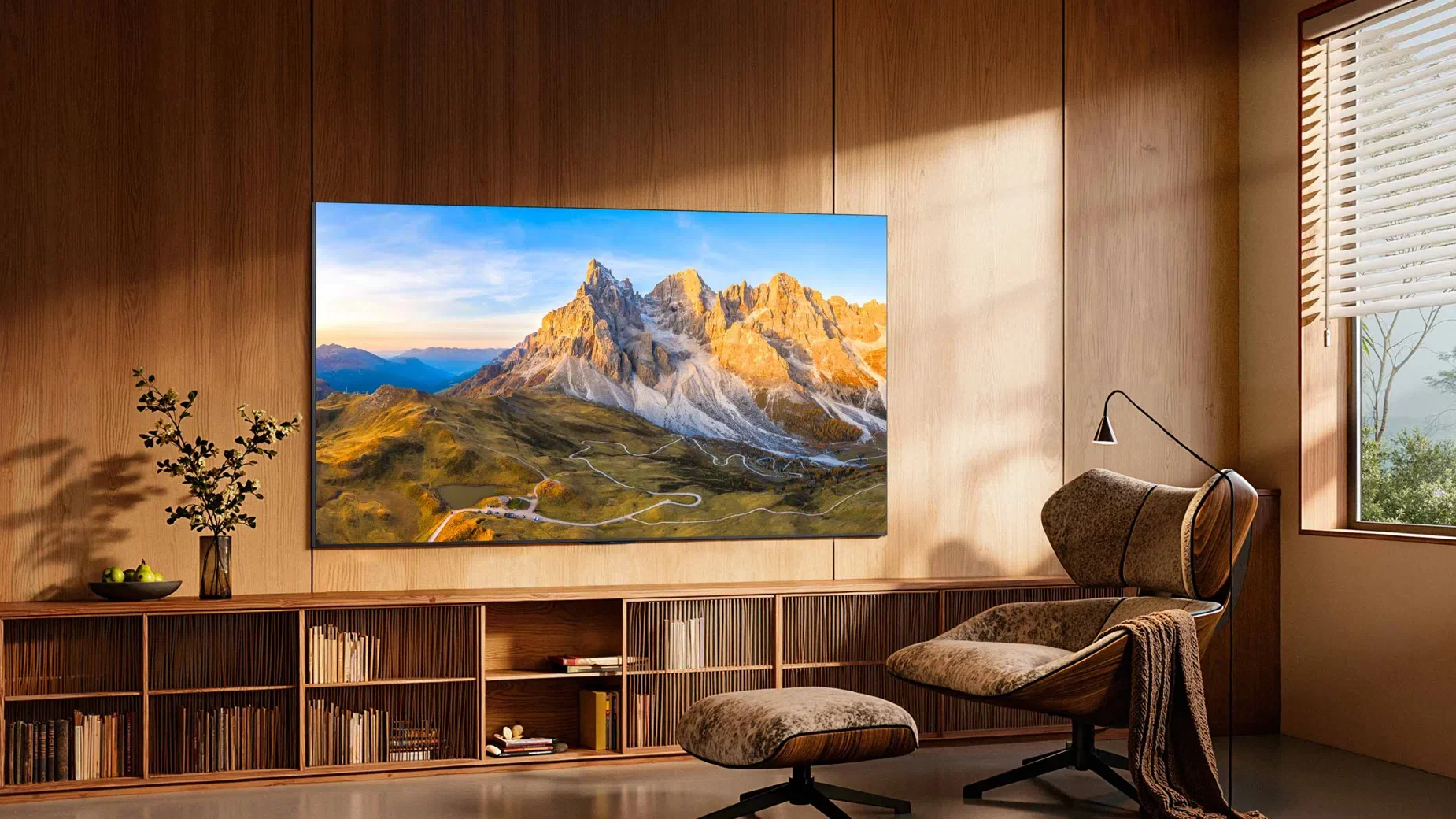 TCLの大画面テレビを壁掛け設置した木質インテリアのリビング空間