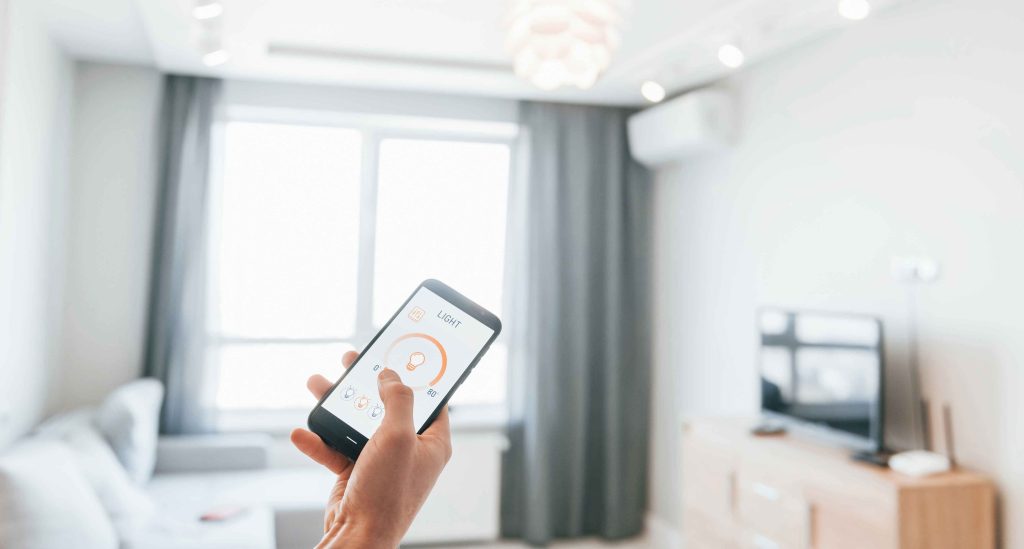 スマートフォンで住宅の照明を操作する様子