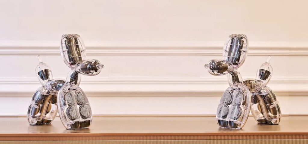 2台のBalloon Dog Speakerを左右対称に配置したインテリア