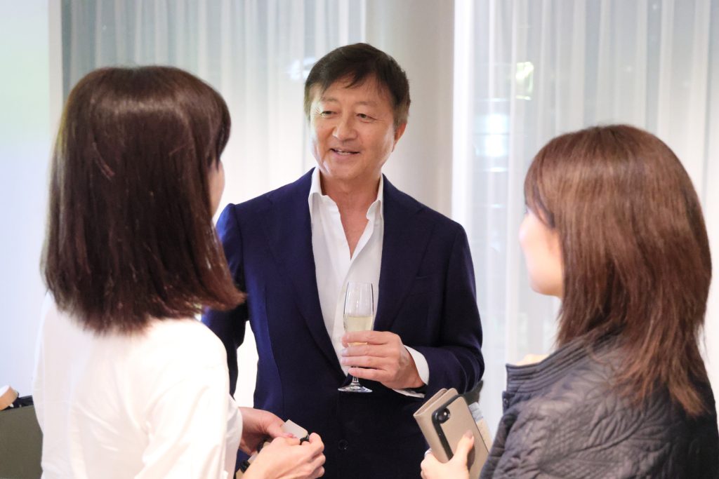 LWLサテライトイベントVol.2の懇親会で参加者と交流する高橋昌宏氏