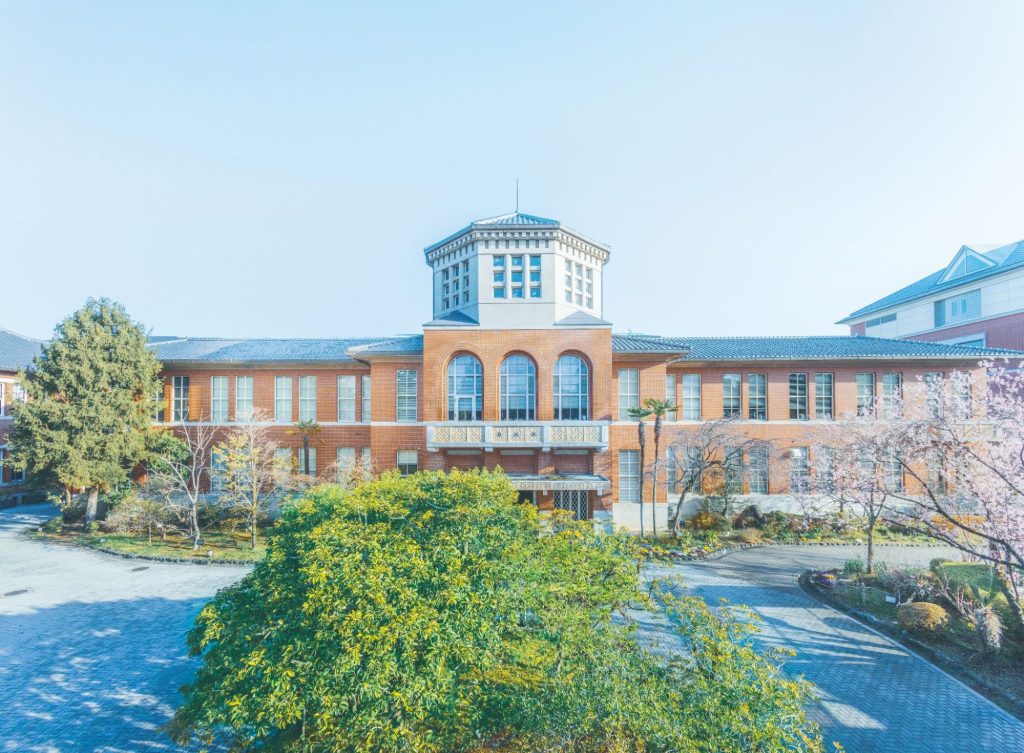 赤レンガの外壁と中央塔を備えた同志社女子大学の校舎