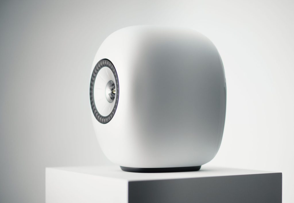 ミネラル・ホワイトのKEF LS LUXEを斜め前から見た外観