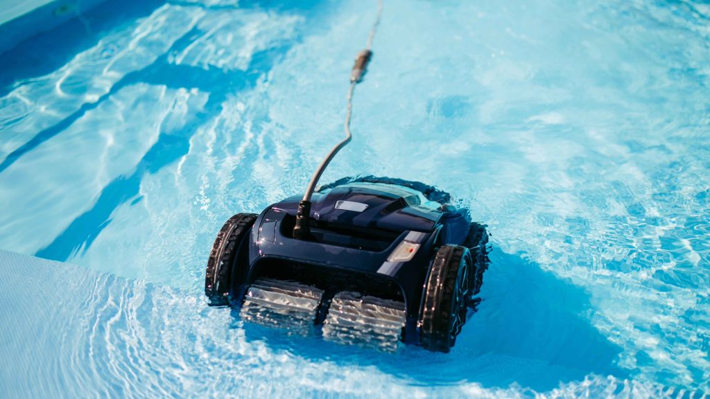 プールを自動で清掃するロボットクリーナー