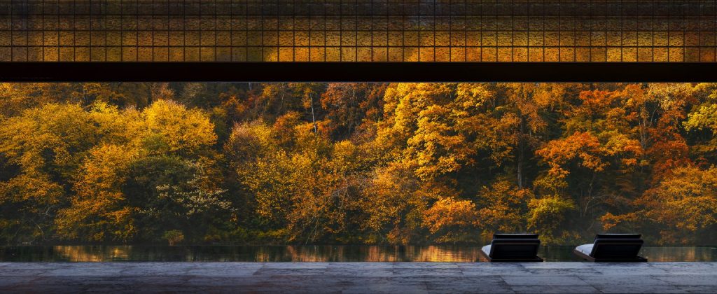 紅葉の森と水辺を大開口から望むNOT A HOTEL YUGAWARAのCGパース