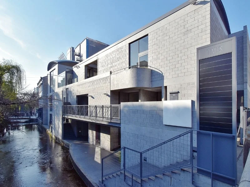 京都・三条通の高瀬川沿いに建つ安藤忠雄設計のTIME'S