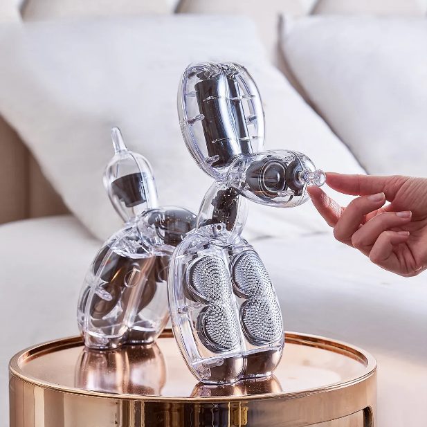 鼻部分を指で操作するBalloon Dog Speaker