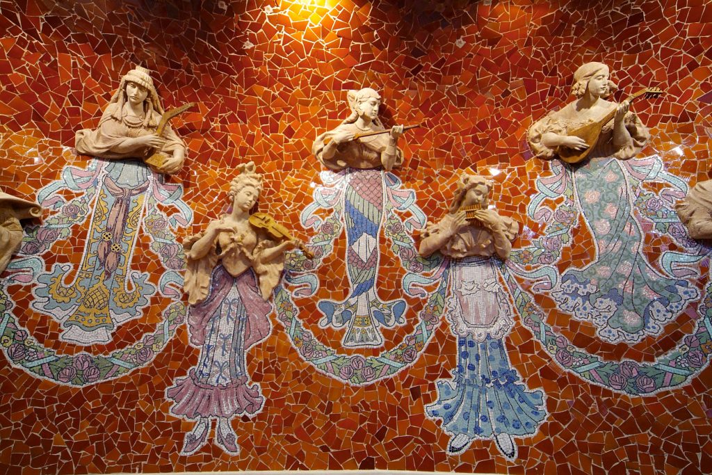 モザイクと彫刻で表現されたカタルーニャ音楽堂の音楽の女神たち
