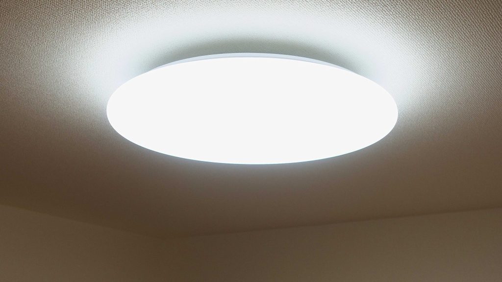 天井中央に設置され、白い光を放つ円形シーリングライト