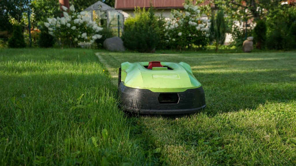 庭の芝生を自動で管理するロボット芝刈り機