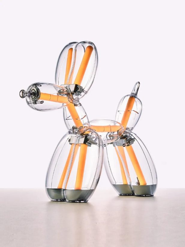 オレンジ色に発光するLexon Balloon Dog Lamp