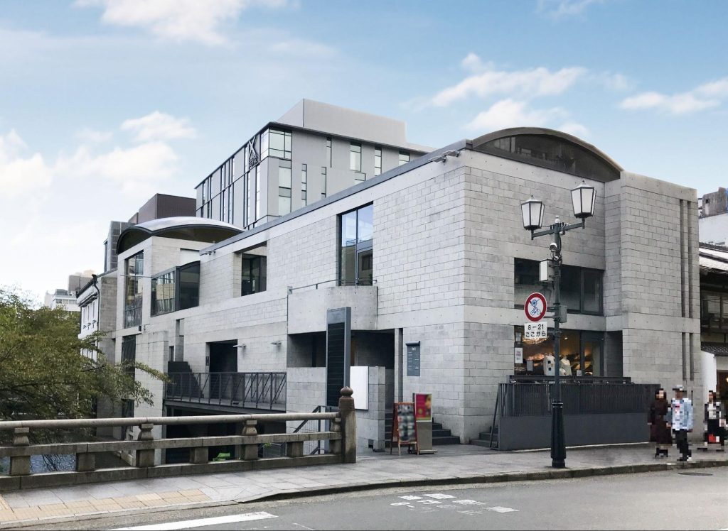 高瀬川沿いに立つコンクリート建築TIME’Sの外観