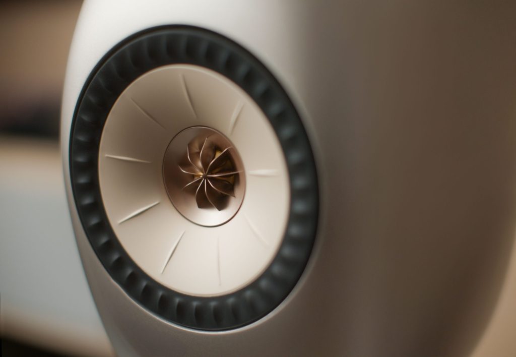 KEF LS LUXEの第12世代6.5インチUni-Qドライバーのクローズアップ