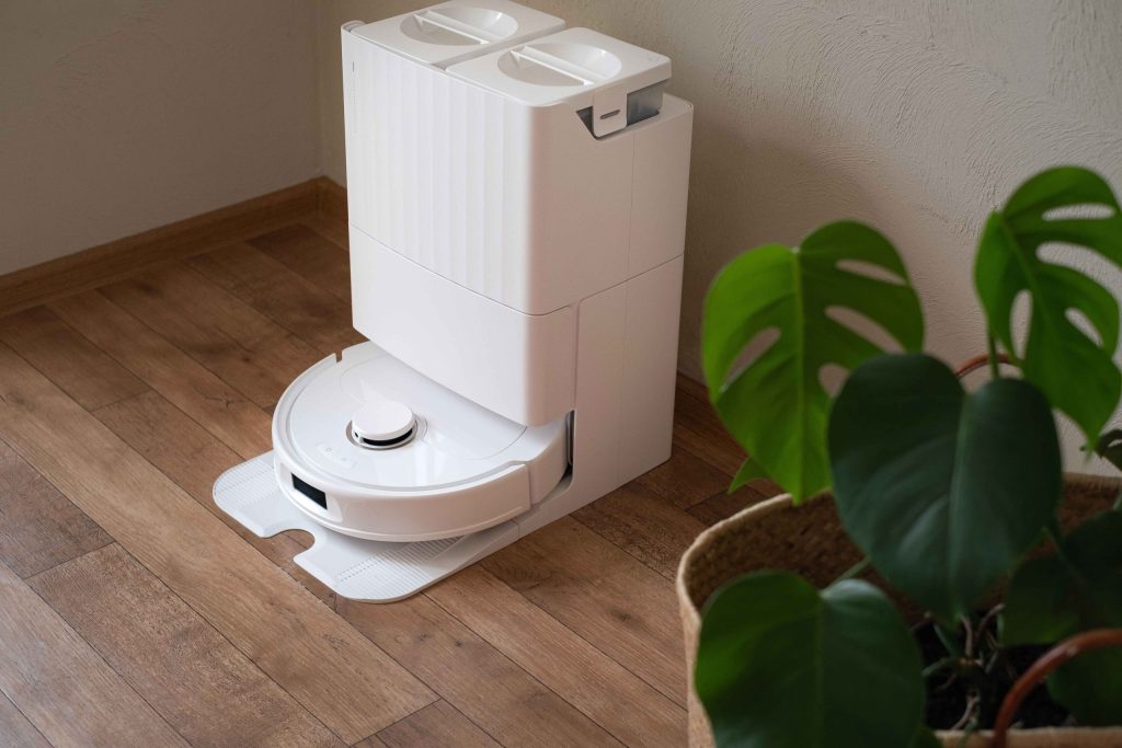 木目の床に設置された全自動ドック付きロボット掃除機