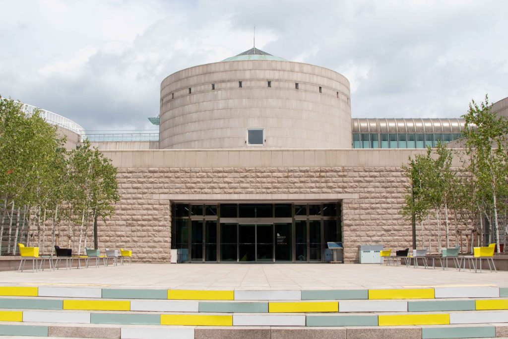 韓国国立現代美術館・果川館の正面広場と限定色のHIKOU