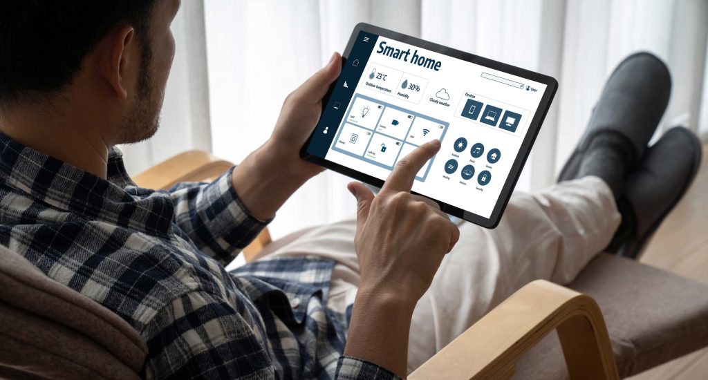 タブレットの統合画面から住宅設備を操作する人物