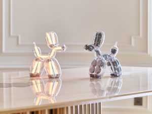 現代美術家ジェフ・クーンズ「Balloon Dog」がランプ＆スピーカーに。Lexonから日本上陸