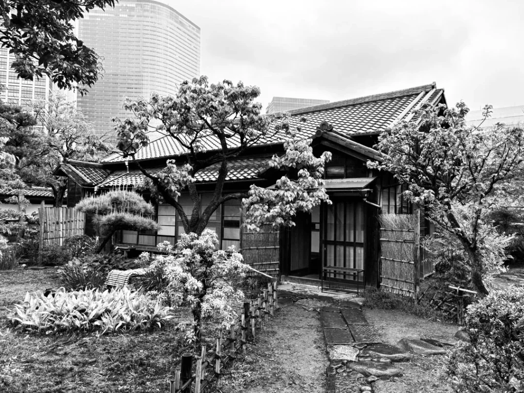 中平穂積追悼回顧展の東京会場となる浜離宮恩賜庭園・芳梅亭の外観