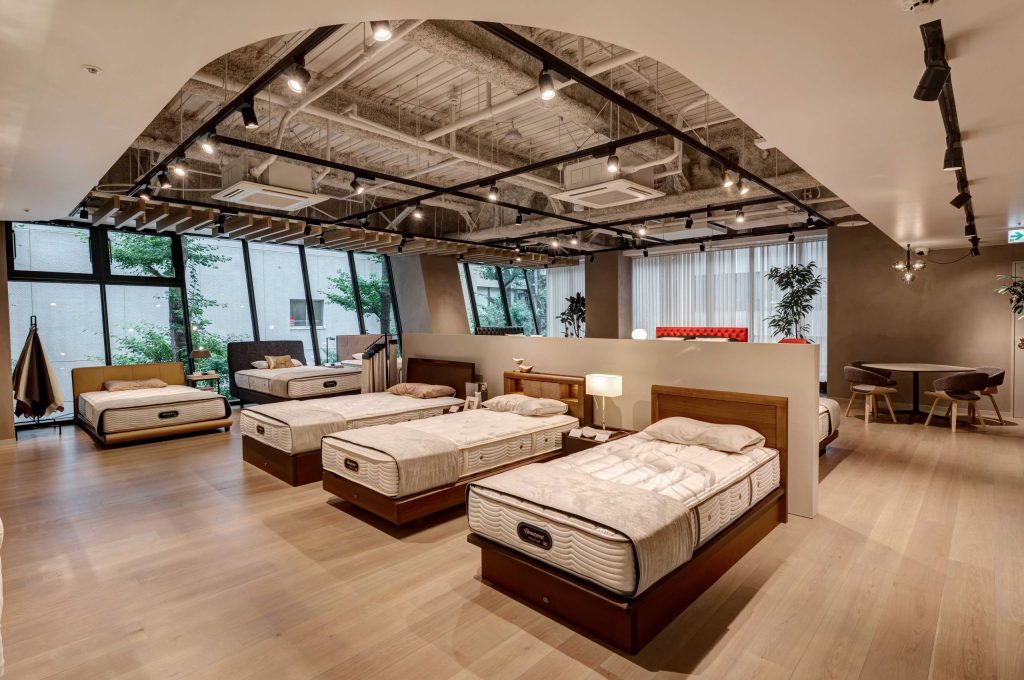 シモンズのマットレスを比較体感できる新宿シモンズギャラリーの展示空間