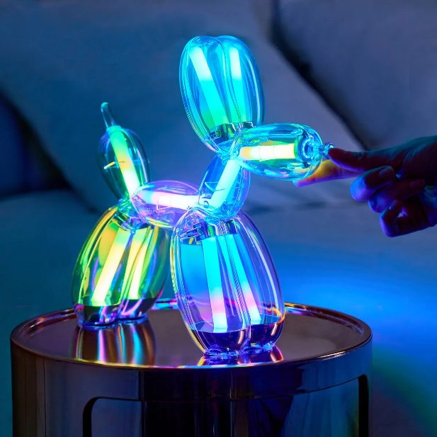 鼻部分を指で操作して発光色を変えるBalloon Dog Lamp