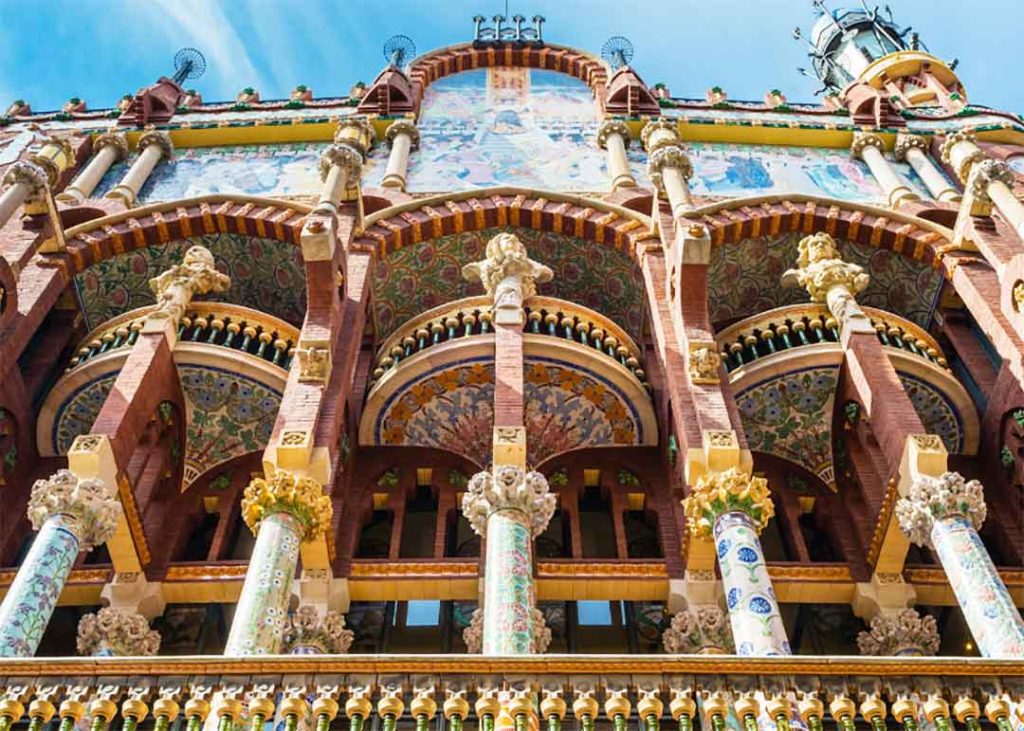 レンガやモザイク、彫刻で彩られたカタルーニャ音楽堂の外観