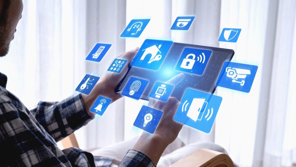 タブレットで照明や空調、セキュリティなどのスマートホーム設備を操作するイメージ