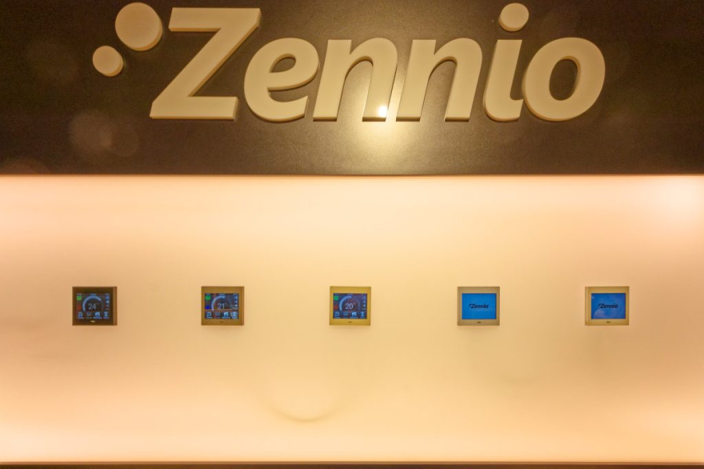 Zennioのロゴと壁面に並ぶスマートホーム用タッチパネル