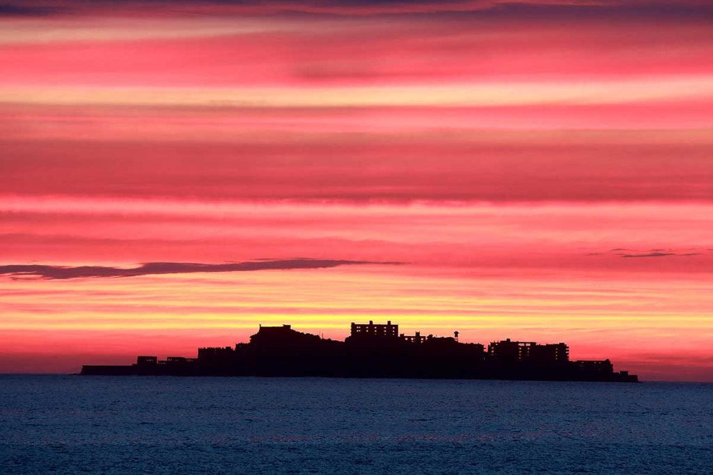 ピンク色に染まる夕空と軍艦島を捉えた山口政勝の写真作品