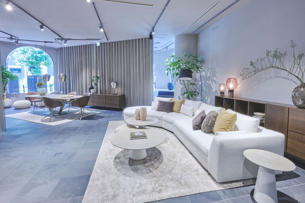 リビングとダイニングを一体的に展示するBoConcept青山本店のインテリアスタジオ