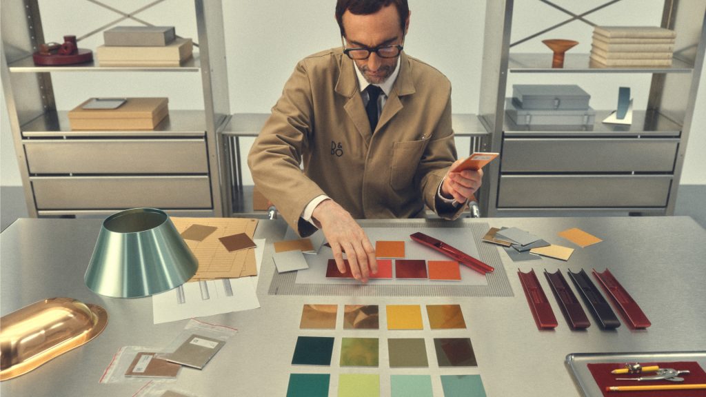 Bang & Olufsen Atelierでアルミニウムのカラーや仕上げを検討する様子