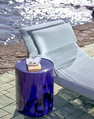 Cassina TOREI OUTDOORのコバルトカラー磁器製ストーンウェアサイドテーブル