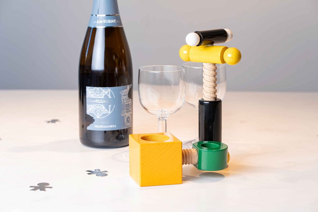ALESSI Twergiの木製プロダクトとワインのテーブルシーン