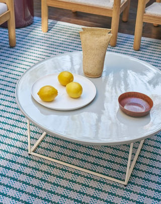 ルカ・ニケットがデザインしたCassina TOREI OUTDOORの円形ローテーブル