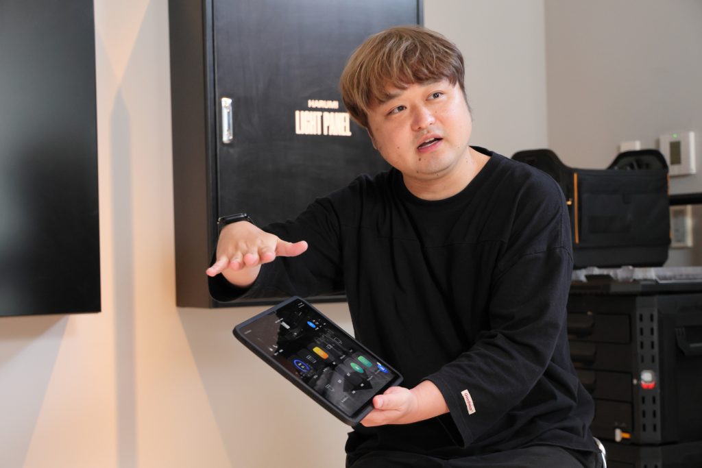 iPadを使ってNOT A HOTELのスマートコントロールを説明する様子