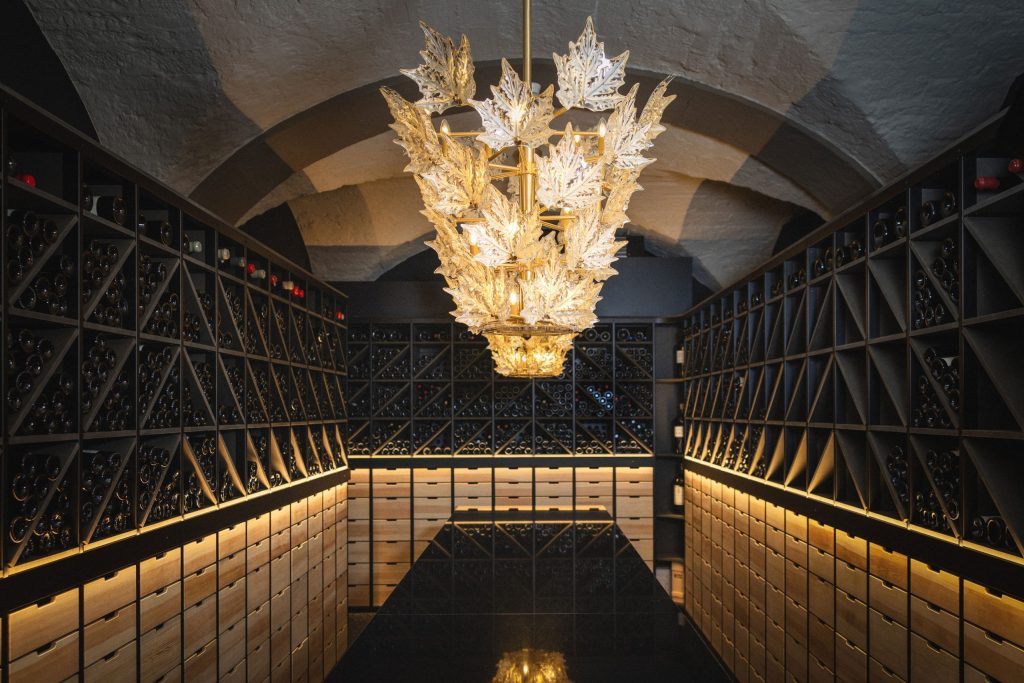 Villa Florhofのワインセラーとクリスタル照明